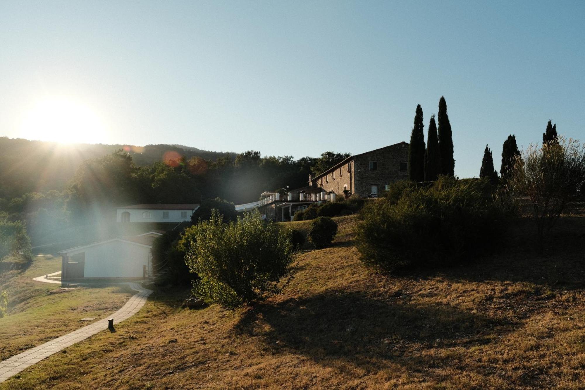 Vin Hotel - Wine Resort And Agriturismo Montieri Bagian luar foto