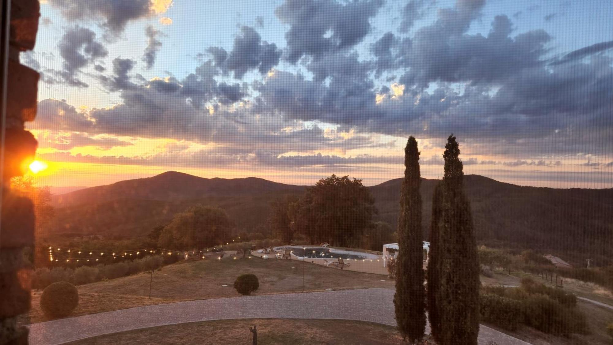 Vin Hotel - Wine Resort And Agriturismo Montieri Bagian luar foto