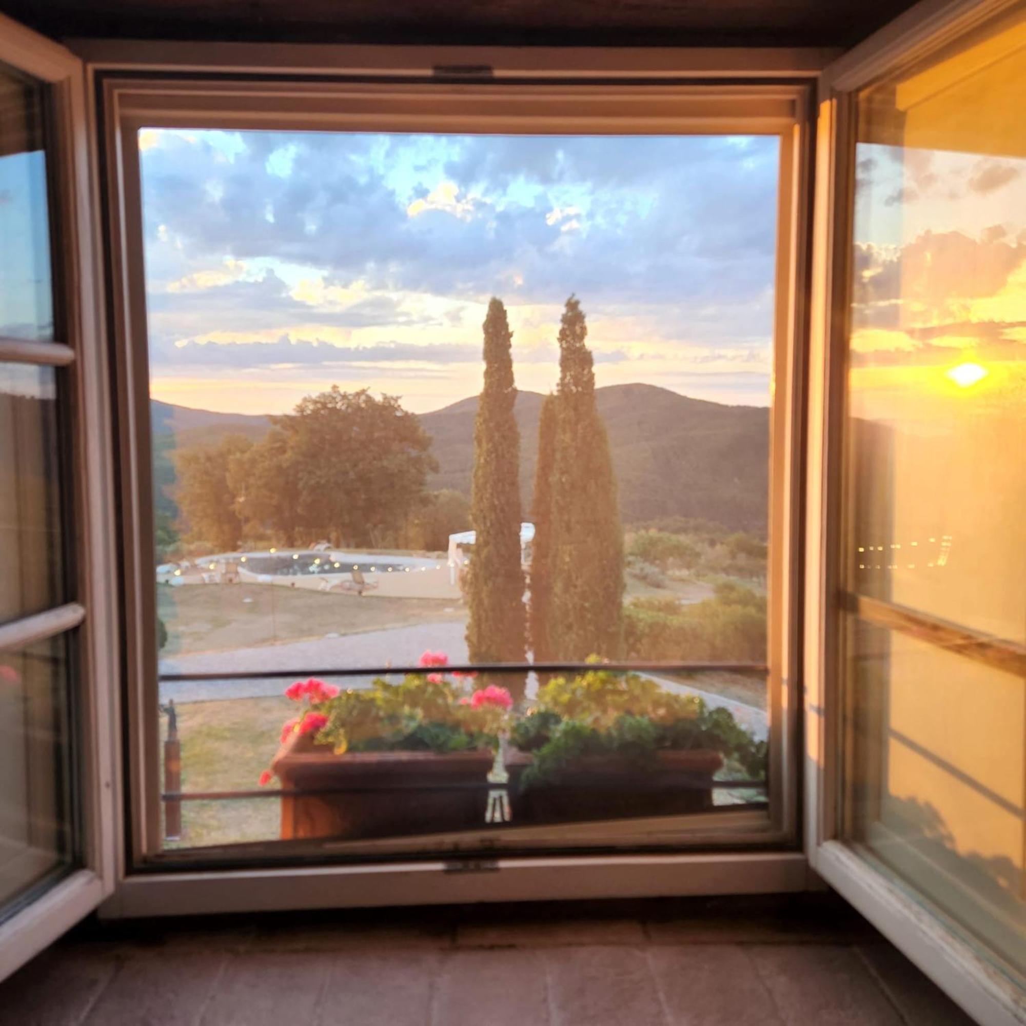 Vin Hotel - Wine Resort And Agriturismo Montieri Bagian luar foto